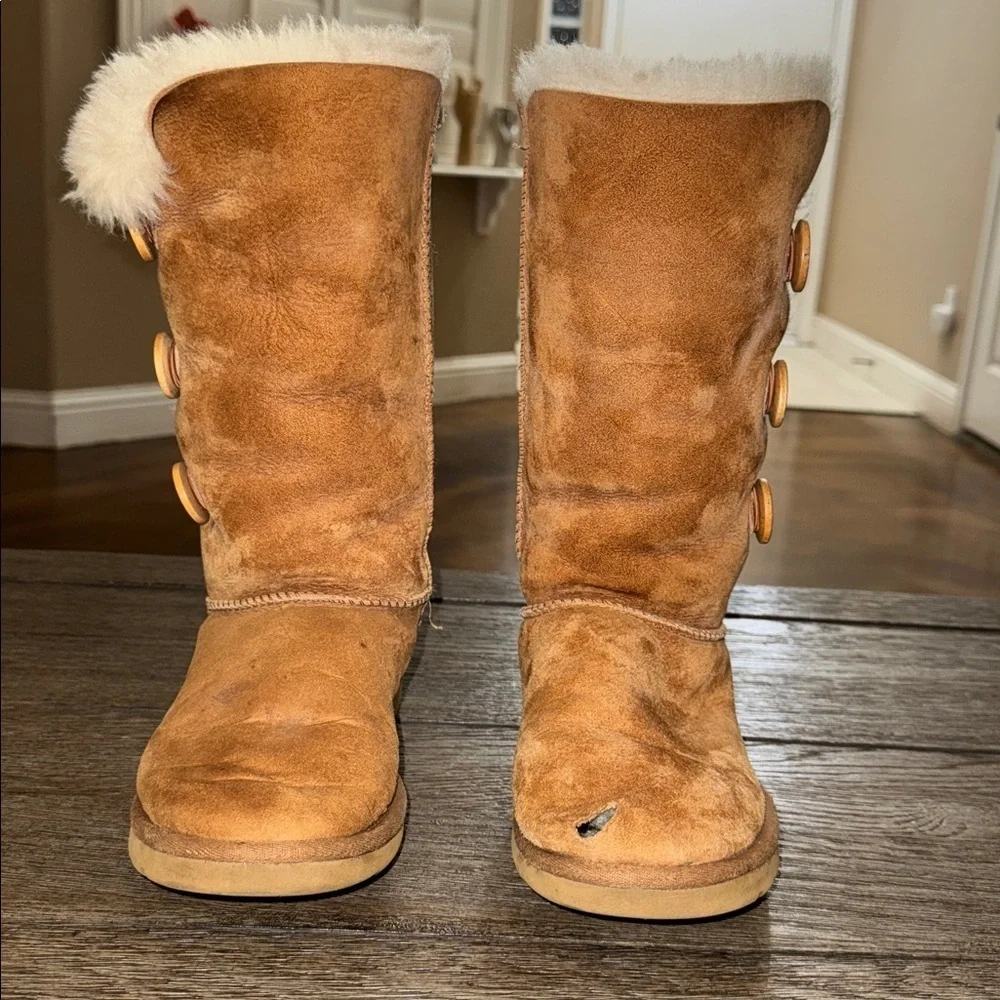 UGG Bailey Button Triplet Boots Chestnut FLAWED